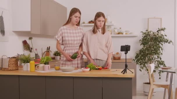 Pan Tiro Meninas Gêmeas Cozinhar Cozinha Gravação Vídeo Para Seu — Vídeo de Stock