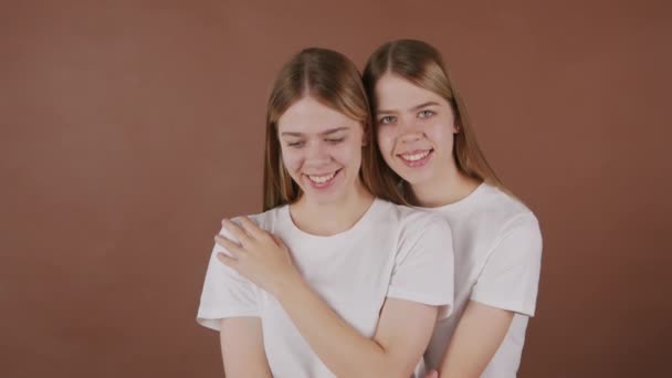 Πορτρέτο Της Ευτυχούς Νεαρής Δίδυμες Αδελφές Λευκό Shirts Ποζάρουν Για — Αρχείο Βίντεο