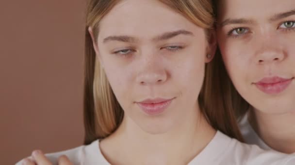 Extreme Close Portrait Pan Pretty Young Twin Sisters Looking Camera — Stock Video