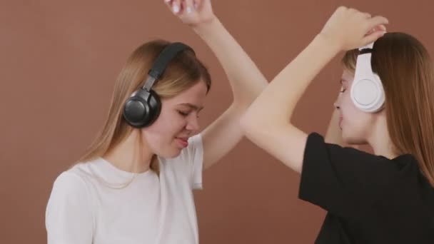 Close Happy Twin Sisters Black White Shirts Headphones Dancing Brown — Stock Video