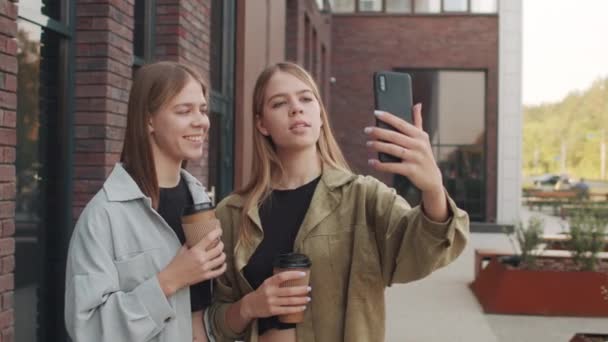 Rastreamento Tiro Jovens Irmãs Gêmeas Alegres Segurando Café Copos Gravação — Vídeo de Stock