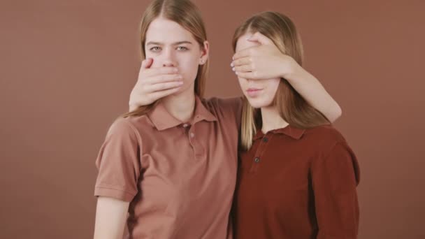 Tek Yumurta Ikizi Kız Kardeşlerin Portresi Kahverengi Arka Plan Ağız — Stok video