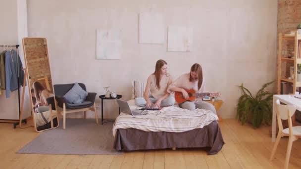 Pan Tiro Jovens Felizes Meninas Gêmeas Sentadas Cama Jogar Mini — Vídeo de Stock