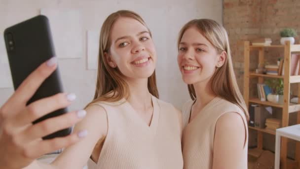 Tiro Médio Meninas Gêmeas Felizes Rindo Tirando Selfie Telefone Celular — Vídeo de Stock