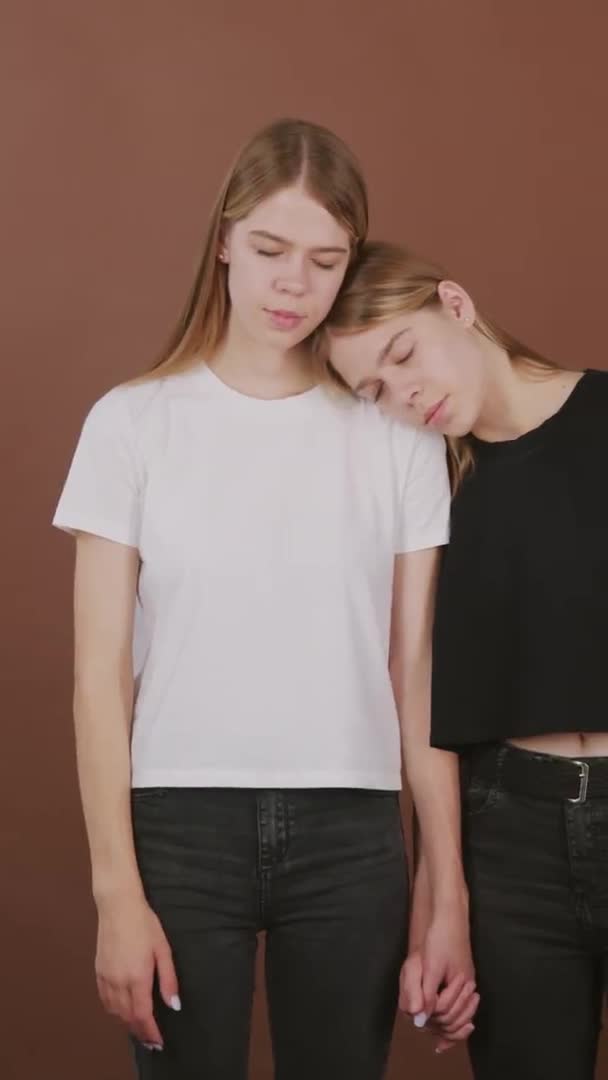 Retrato Vertical Pan Hermanas Gemelas Jóvenes Idénticas Camiseta Blanca Negra — Vídeos de Stock