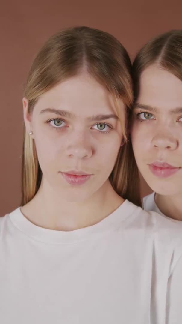 Pan Ritratto Verticale Belle Giovani Sorelle Gemelle Shirt Bianche Piedi — Video Stock