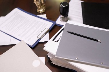 Dizin ve panolardaki adli belgelerin yığını