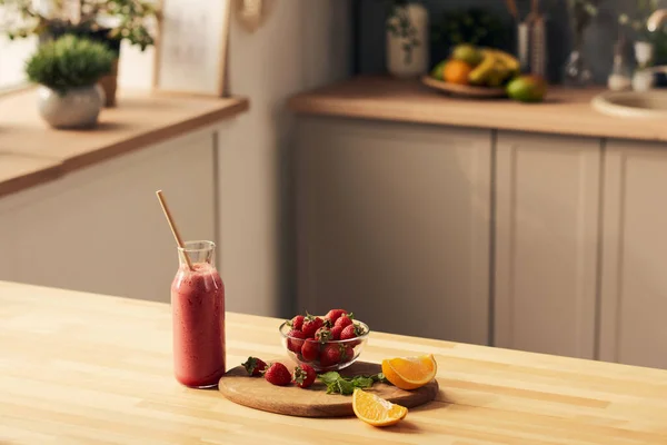 Ingredienti freschi per frullato fatto in casa di frutta sulla tavola — Foto Stock