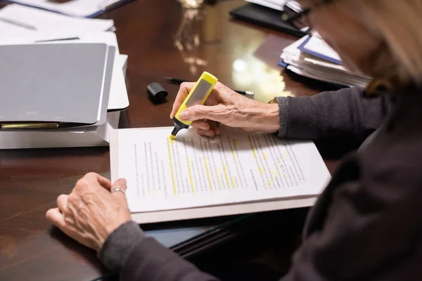 Руки современной женщины-юриста подчеркивают линии контракта — стоковое фото