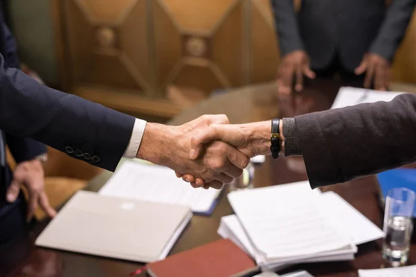 2人の成功したビジネスパートナーの手書類でテーブルの上に握手 — ストック写真