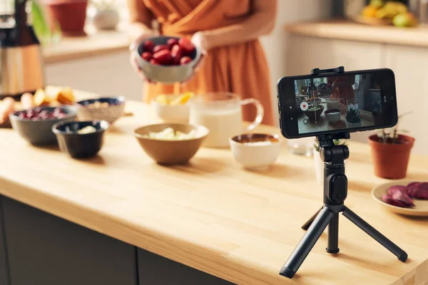 Smartphone en trípode durante la transmisión en vivo de cocinar vlog — Foto de Stock