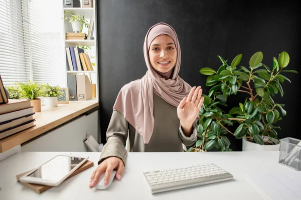 Feliz joven musulmana saludando mano a alguien en la pantalla de la computadora —  Fotos de Stock
