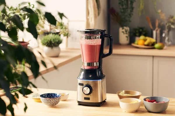 Misturador elétrico com smoothie de frutas caseiro fresco na mesa — Fotografia de Stock