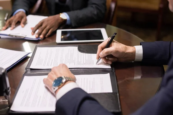 Händer med fullgott advokatkontrakt eller annat dokument — Stockfoto