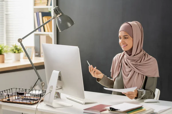 Gelukkig jong moslim vrouw met online les — Stockfoto