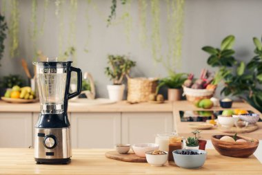 Elektrikli blender ve smoothie için malzemelerle dolu bir grup kase