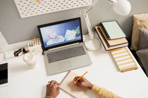 Insegnante in hijab sullo schermo del computer portatile e le mani dello studente africano — Foto Stock