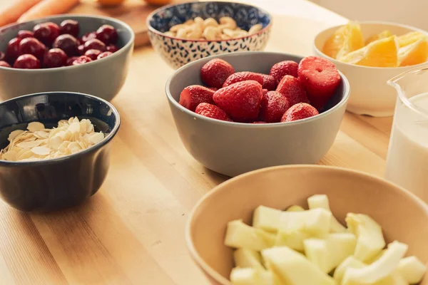 Groupe de bols avec des baies fraîches et des fruits pour smoothie — Photo