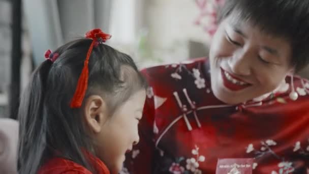 Ruční Náklon Dolů Záběr Šťastné Čínské Matky Qipao Šaty Mluvení — Stock video