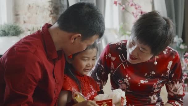 Handheld Medium Schot Van Gelukkige Chinese Moeder Vader Glimlachen Chatten — Stockvideo