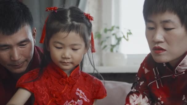 전통적 의상을 바구니를 준비하고 아시아인 가족의 모습을 손으로 — 비디오