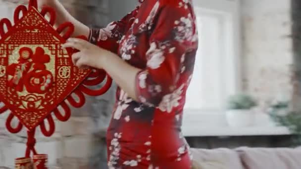Tracking Shot Van Aziatische Vrouw Qipao Opknoping Chinese Nieuwjaar Decoratie — Stockvideo