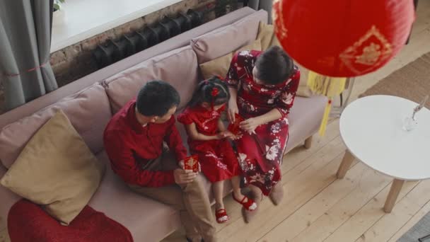 Geleneksel Kostümler Giyen Asyalı Mutlu Bir Ailenin Evdeki Koltukta Oturup — Stok video