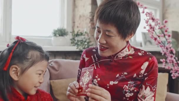 Handheld Close Van Gelukkige Chinese Moeder Traditionele Jurk Glimlachen Het — Stockvideo