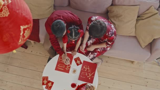 Top Pohled Záběr Čínské Rodiny Tří Tradičním Oblečení Sedí Gauči — Stock video
