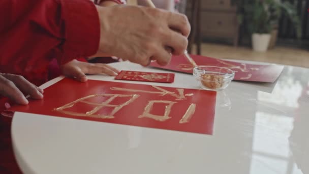 Close Tiro Pai Filha Irreconhecível Pintar Caráter Chinês Folha Vermelha — Vídeo de Stock