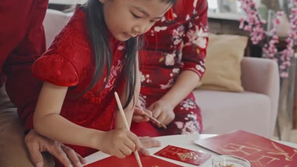 Yaşındaki Tatlı Asyalı Kız Ailesinin Çin Yeni Yıl Kartpostalları Çekerken — Stok video