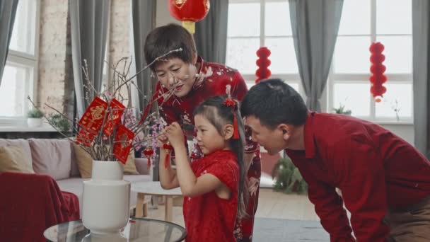 Portret Shot Van Gelukkige Chinese Vrouw Man Klein Meisje Traditionele — Stockvideo
