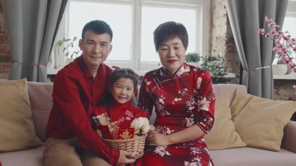 Portret Shot Van Een Gelukkig Chinees Gezin Traditionele Kleding Zittend — Stockvideo