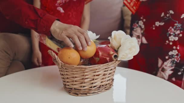 Handheld Zbliżenie Strzał Nierozpoznawalny Rodziny Trzech Tradycyjnych Kostiumach Przygotowujących Kosz — Wideo stockowe