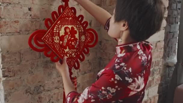 Πορτρέτο Κοντά Του Ευτυχισμένη Chines Γυναίκα Qipao Κρέμεται Σεληνιακό Στολίδι — Αρχείο Βίντεο