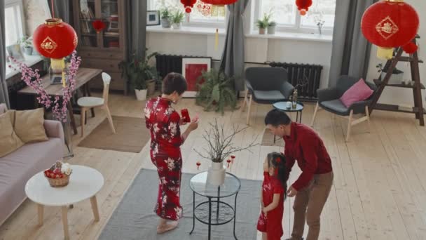 Asya Ebeveynler Çin Yeni Yılı Için Vazoda Geleneksel Giysi Dekorasyonu — Stok video