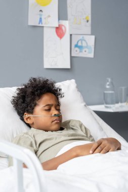 Bilinci yerinde olmayan hasta çocuk hastanede yatıyor.