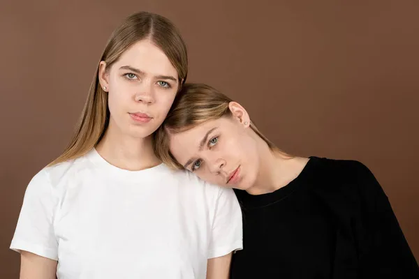 Une des jumelles blondes gardant la tête sur l'épaule de sa sœur — Photo