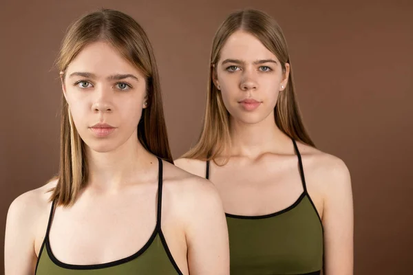 Klidná dvojčata ve spodním prádle tanktops při pohledu na kameru — Stock fotografie
