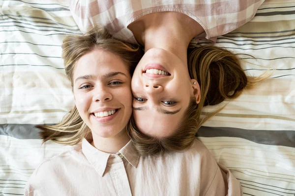 Junge gesunde Teenager-Zwillinge mit zahmem Lächeln — Stockfoto