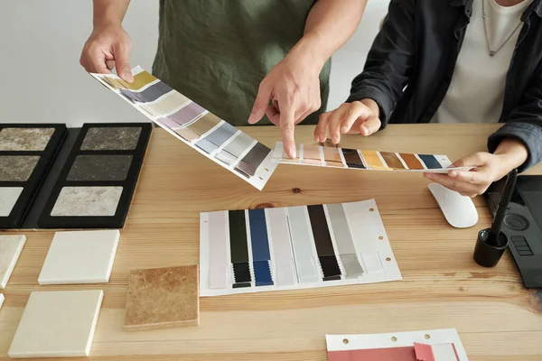 Manos de dos jóvenes diseñadores discutiendo muestras textiles — Foto de Stock