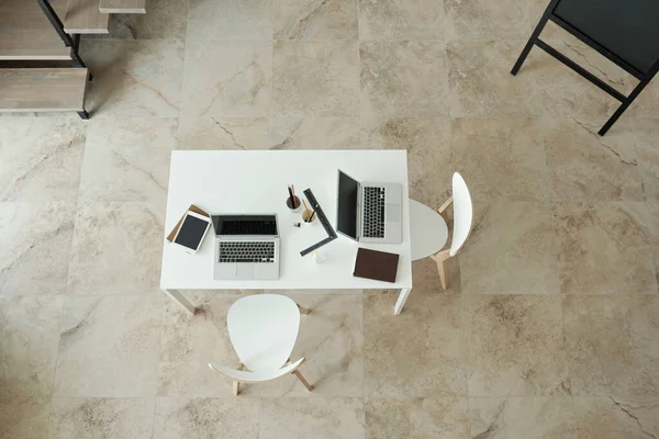 식탁 과 의자가 있는 현대식 사무실의 일부 — 스톡 사진