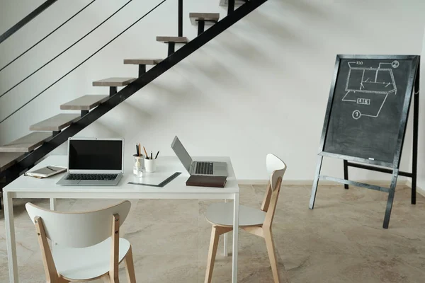 Nagy iroda része asztallal, székekkel és táblával — Stock Fotó