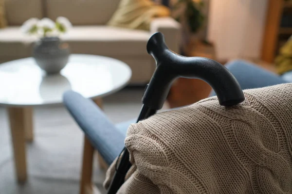 Crutch для літніх людей — стокове фото