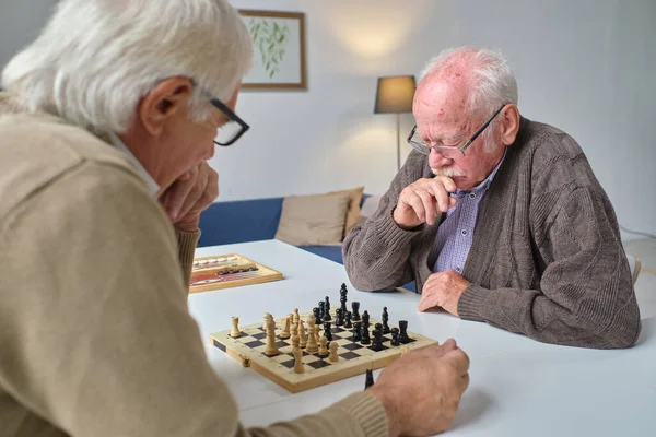 Φίλοι που παίζουν σκάκι στο σπίτι — Φωτογραφία Αρχείου