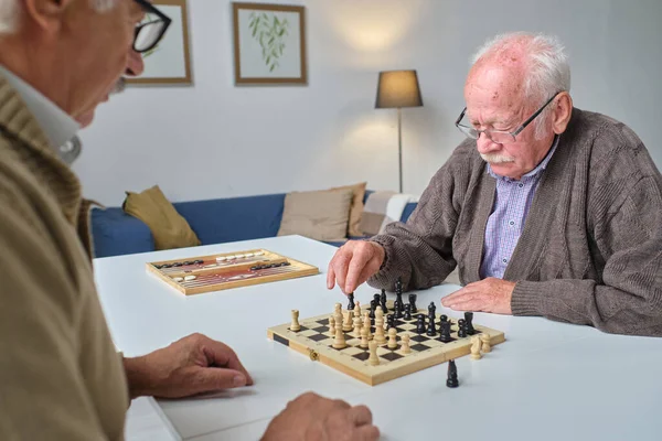Personas mayores jugando al ajedrez juntas —  Fotos de Stock