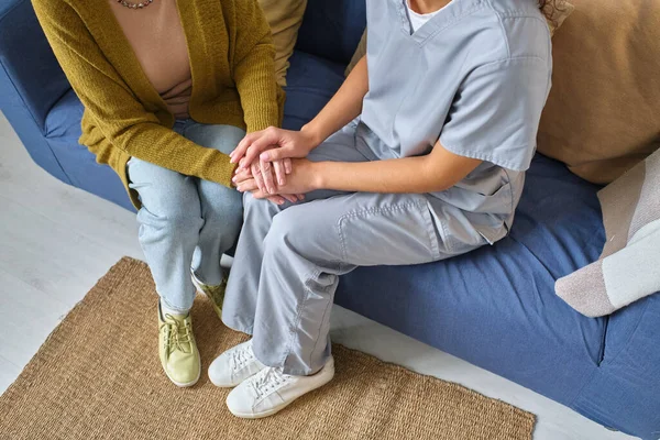 Krankenschwester kümmert sich um Senioren — Stockfoto