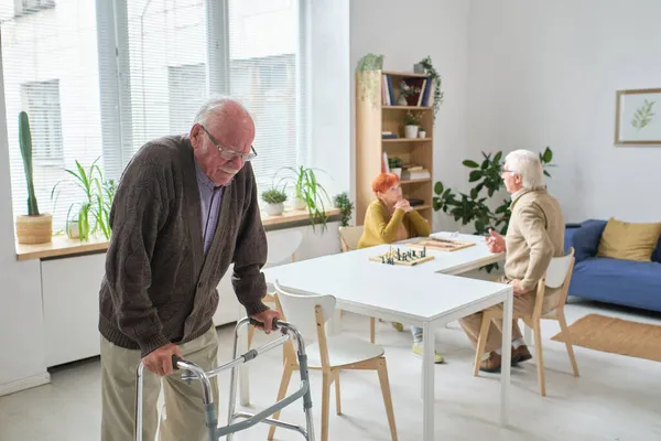 Старший чоловік, що живе в будинку престарілих — стокове фото