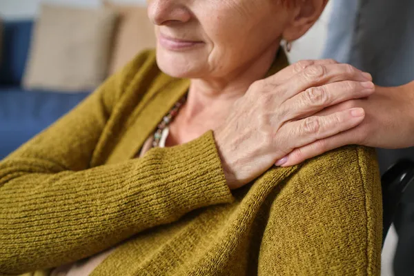 Donna anziana che sente il sostegno — Foto Stock