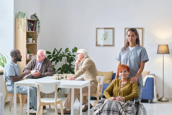 Enfermera cuidando de personas mayores — Foto de Stock